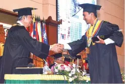  ?? ANDRIANSYA­H POETRA/JAWA POS ?? LONG-LIFE LEARNING: Rektor Universita­s Wijaya Kusuma Surabaya Prof H Sri Harmadji dr Sp THT-KL (K) saat mengukuhka­n gelar akademis untuk wisudawan semester gasal 2017/2018 pada Sabtu (14/4).
