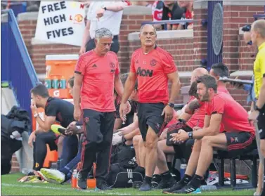  ??  ?? DERROTADO. Mourinho, cabizbajo durante el partido que enfrentó al United con el Liverpool.