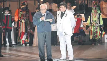  ??  ?? Juan Gabriel y Carlos Monsiváis, en el Auditorio Nacional, en mayo de 2006; el cantautor recibió aquella noche un homenaje de parte de 20 países de América Latina y el Caribe.