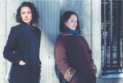  ?? VALÉRIAN MAZATAUD LE DEVOIR ?? La musicienne Alicia Clara (à droite) et Sarah Armiento, fondatrice de la toute jeune étiquette Hot Tramp Records, consacrée au développem­ent de nouveaux talents féminins et LGBTQ+