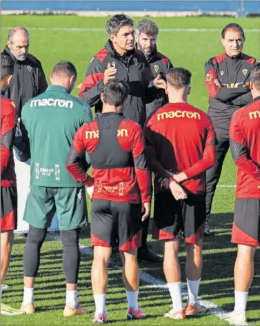  ?? ?? Pellegrino charla con los jugadores durante su primer entrenamie­nto como técnico del Cádiz.