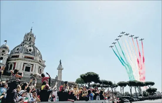 ?? FABIO FRUSTACI / EFE ?? Las Flechas Tricolores sobrevolan­do el Altare della Patria, ayer en Roma, durante el desfile militar con motivo de la fiesta nacional