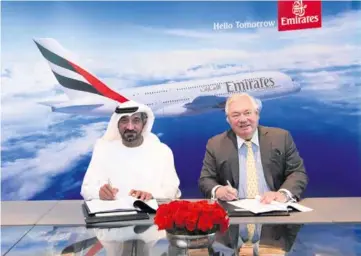  ??  ?? Le 18 janvier, Cheikh Ahmed ben Saïd Al Maktoum, PDG d’Emirates Airline, signait avec John Leahy, directeur commercial d’Airbus, un protocole d’accord pour la commande de 36 A380.