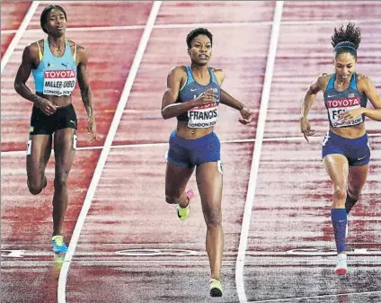  ?? FOTO: EFE ?? Miller, a la izquierda, sufrió un tirón cuando iba a ganar, y Phyllis Francis, en el centro, ‘robó’ el 10º oro que buscaba Allyson Felix