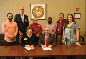  ??  ?? Agreement: Signing the memorandum of understand­ing between Southern Arkansas University and area colleges are, seated from left, South Arkansas Community College President Dr. Barbara Jones, Southern Arkansas President Dr. Trey Berry and SAU Tech...