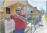  ?? Steve Gonzales / Houston Chronicle file ?? Audry Releford points to where his unarmed son, Kenny, was fatally shot by a police officer in 2012.