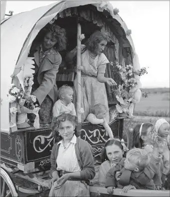  ?? In collection: The Wiltshire Photograph­ic Collection ?? Women and children preparing for Cahirmee Horse Fair, Buttevant, Co. Cork, by Wiltshire, Elinor, 1918-2017, photograph­er. Published / Created: July 1954