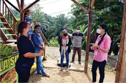  ??  ?? DIÁLOGO. Madres de familia presentaro­n algunas quejas con respecto al tema de conectivid­ad.