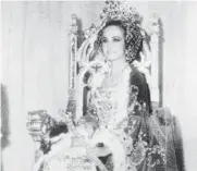  ??  ?? > Libia Zulema López cuando fue coronada como reina del Carnaval de Mazatlán 1970.