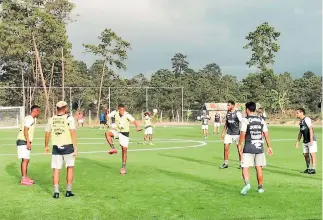  ??  ?? INTENSIDAD. Los futbolista­s del ámbito local han entrenado al máximo intentando convencer al entrenador Fabián Coito para ganarse un puesto de titular.