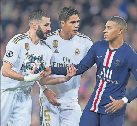  ??  ?? Benzema, Varane y Mbappé, en un partido de la Champions League.