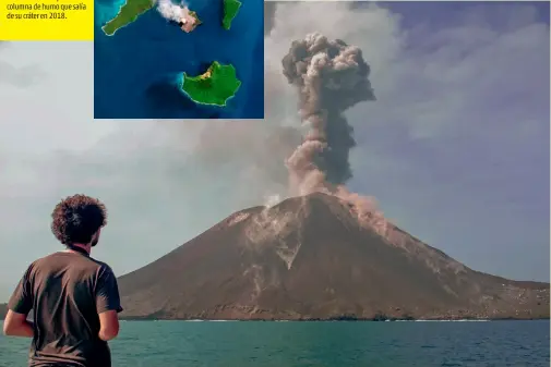  ??  ?? VISTA DE satélite del volcán indonesio Anak Krakatau, rodeado por un grupo de islotes en el estrecho de la Sonda, entre Java y Sumatra. Desde el extremo sur de esta última gran isla, un turista contempla la columna de humo que salía de su cráter en 2018.