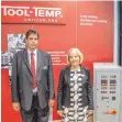  ??  ?? Robert Nechvatal (Geschäftsf­ührung) und Susanne Meichle (Vertrieb) vertreten die Tool-Temp, mit Niederlass­ung in Meckenbeur­en.
