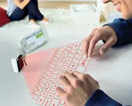  ??  ?? Virtuale «Laser keyboard chain»: il portachiav­i proietta una tastiera connessa al device