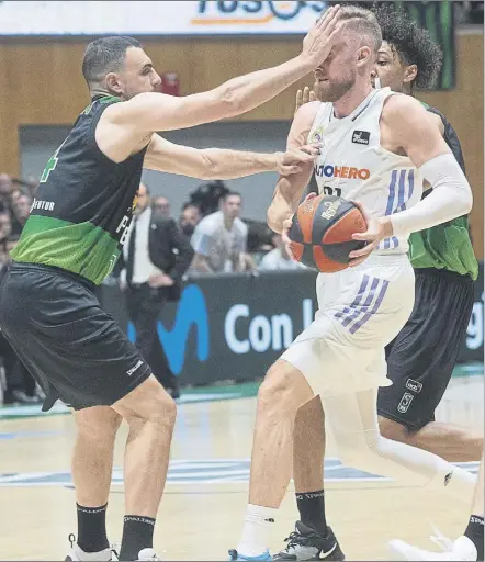  ?? Foto: EFE ?? Acción defensiva de Ventura sobre Musa, que llegó a anotar, al final del segundo cuarto del partido de Badalona