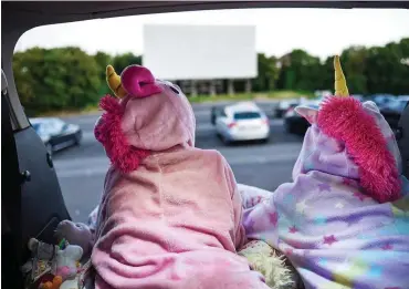  ?? Foto: dpa/Henning Kaiser ?? Jamie und Freundin Glenda bereiten sich im Kofferraum des Vans auf den Kinoabend vor.