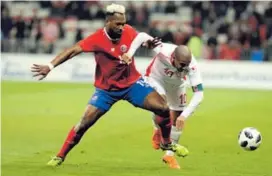  ?? AP ?? Kendall Waston sufrió ante el tunecino Wahbi Khazri, anotador del gol con que perdió Costa Rica, en el fogueo disputado en Francia.