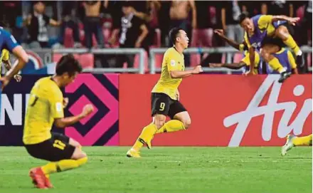  ??  ?? Mat Yo dan rakan sepasukan meraikan jaringan kedua Malaysia di Stadium Nasional Rajamangal­a, malam tadi.