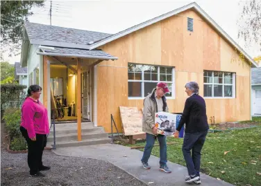  ?? Photos by Santiago Mejia / The Chronicle ?? Michelle Hickman takes a breather as in-laws Jim and Donna Hickman help with the move to a new home.