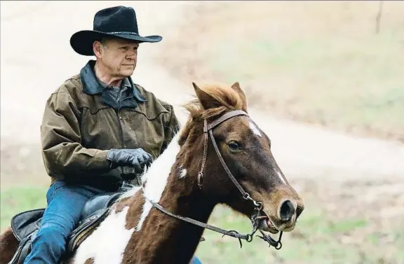  ?? DAN ANDERSON / EFE ?? El candidato republican­o Roy Moore llegó al colegio electoral cabalgando a lomos de su caballo Sassy