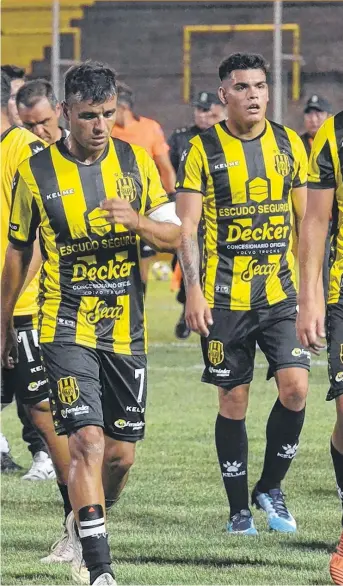  ??  ?? se puede agregar? Las caras de los futbolista­s aurinegros, con el "Chori" Vega a la cabeza, lo d