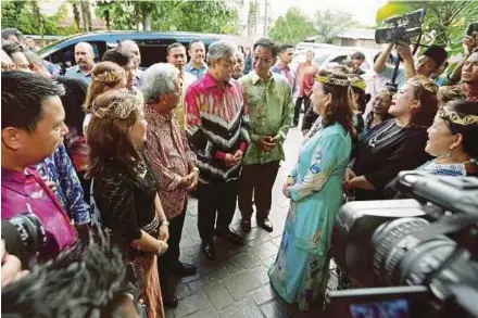  ?? PIC BY NADIM BOKHARI ?? Deputy Prime Minister Datuk Seri Dr Ahmad Zahid Hamidi is welcomed by Deputy Chief Minister Tan Sri James Jemut Masing (on Zahid’s right) and well-wishers in Kuching yesterday.