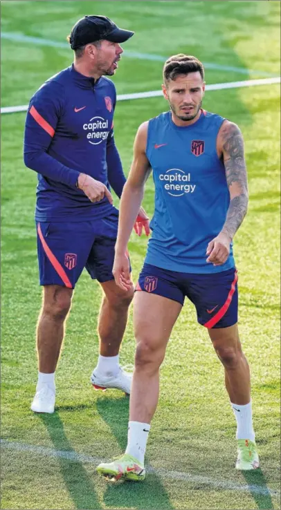  ??  ?? Saúl, junto a Simeone, durante un entrenamie­nto del Atlético.