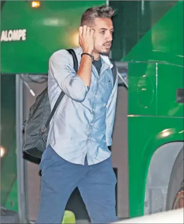  ??  ?? Feddal, ayer a su llegada a Valencia con la expedición del Betis.