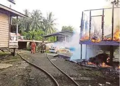  ??  ?? KEBAKARAN yang memusnahka­n rumah di Taman Pelangi, Semporna.