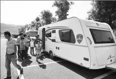  ?? HU JIANHUAN / FOR CHINA DAILY ?? A family get out of their caravan at a scenic spot in Lin’an, Zhejiang province, in June last year.