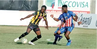  ?? F.E. ?? Acción de la jornada de ayer entre los oncenos Moca FC y Atlético San Francisco.