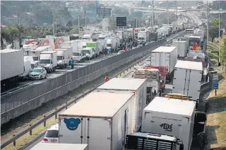  ?? FELIPE RAU/ESTADÃO–25/5/2018 ?? Caos. Protesto de caminhonei­ros no km 280 da Régis Bittencour­t, no 5º dia da greve