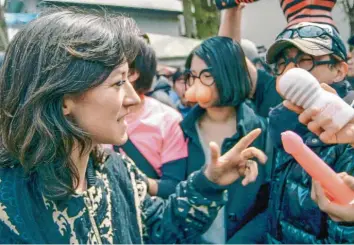  ?? Foto: dpa ?? Charlotte Roche auf dem Kanamara-Matsuri, dem „Penisfest“in der Arte-Sendung „Love Rituals“. Für ihre neue Arte-Serie ist Roche zu Besuch auf dem jährlich stattfinde­nden „Kanamara-Matsuri“-Festival.