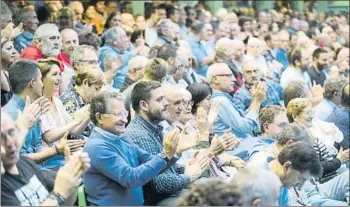  ?? FOTO: UNCITI ?? Ovación general El público que abarrotó las gradas del Beotibar disfrutó de lo lindo con el partido