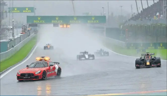  ??  ?? El coche de seguridad, al frente de la carrera de Fórmula 1 ayer en el circuito de Spa.