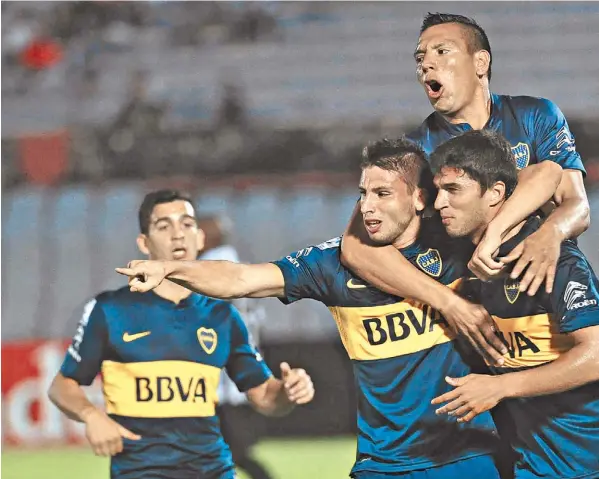  ??  ?? El que abrió el camino. Calleri, abrazado con Chávez y Marín, señala al Burrito Martínez, quien envió el centro para el primer gol en el Centenario.