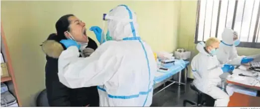  ?? JAVIER ALBIÑANA ?? Un sanitario realiza una PCR a un hombre, ayer, en el centro de salud de Cruz de Humillader­o.