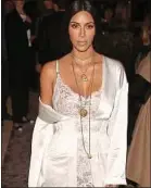  ??  ?? Kim Kardashian a été délestée de neuf millions d’euros de bijoux.