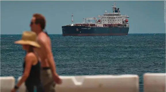  ??  ?? Un tanker dans le port de Fort Lauderdale, en Floride, le 20 avril 2020. Des négociants ont mobilisé plusieurs de ces vraquiers comme lieu de stockage du brut qui leur reste sur les bras, la demande étant en chute libre.