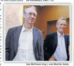  ?? // YOLANDA CARDO ?? Ian McEwan (izq.), con Martin Amis, durante la fiesta del 40 aniversari­o de la editorial Anagrama celebrada en Barcelona en 2009