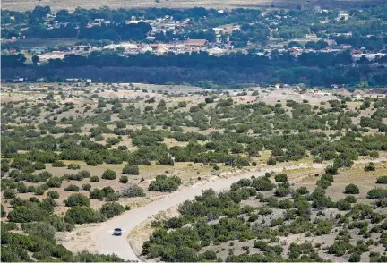  ?? LUIS SÁNCHEZ SATURNO/THE NEW MEXICAN ?? A searcher drives back into Española after helping look Tuesday for Renezmae Calzada, 5.