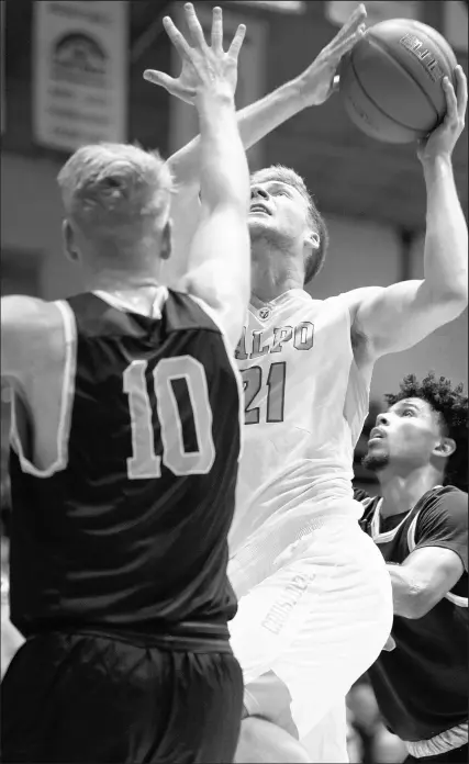 ?? KYLE TELECHAN/POST-TRIBUNE ?? Junior center Derrik Smits (21) led Valparaiso with 13 points and nine rebounds in an exhibition loss to Indianapol­is on Thursday.