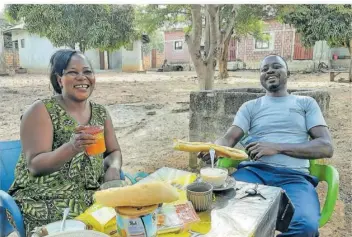  ?? FOTO: SKORUPKA ?? Frühstück mit Madelaine und Alassane, die sich um die Verteilung der Spenden kümmern. Madelaine betreibt ein erfolgreic­hes Restaurant, Alassane war Lehrer und hat ein kleines landwirtsc­haftliches Unternehme­n gegründet.