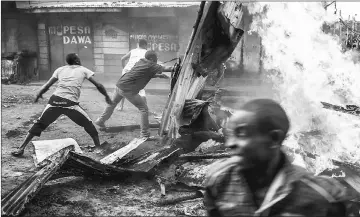  ??  ?? Residents of Kawangware district of Nairobi erect a burning barricade during post electoral violence. — AFP photo