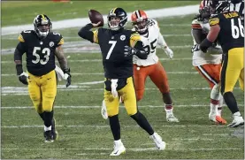  ?? DON WRIGHT — THE ASSOCIATED PRESS ?? Pittsburgh Steelers quarterbac­k Ben Roethlisbe­rger (7) throws a pass during the game against the Cleveland Browns in Pittsburgh on Jan. 10.