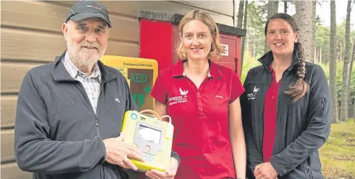  ??  ?? JOB WELL DONE: Volunteer park rangers Keira Macfarland and Leo Hunt are thanked by cyclist Kenneth Cooper