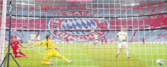  ??  ?? Leon Goretzka anota el segundo gol de Bayern Múnich cuando le quedaban 4 minutos al partido que le ganó 2-1 a Borussia Mönchengla­dbach y se acerca al título.