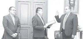  ??  ?? MOMENTO EN QUE EL DIRECTOR reelecto de Corponor, Gregorio Angarita Lamk, toma juramento para el periodo 2020-2023. Junto con él, el gobernador (e) Anelfi Balaguera y el gobernador electo, Silvano Serrano Guerrero.