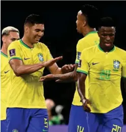  ?? Agence Fra nce-presse ?? Brazil’s Casemiro (second left) celebrates with team-mates after scoring against Switzerlan­d.