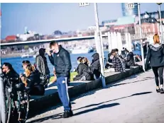  ??  ?? Auf der Mauer vor dem Kit ließen sich immer wieder viele Menschen nieder, obwohl das eigentlich verboten war.